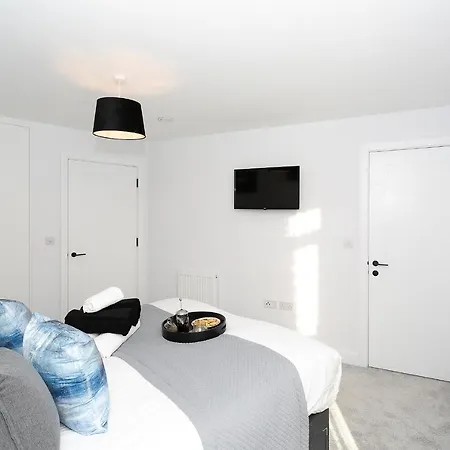 Watford Cassio Supreme - Modernview Serviced Accommodation Exterior photo