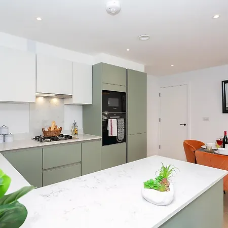 Watford Cassio Supreme - Modernview Serviced Accommodation Exterior photo