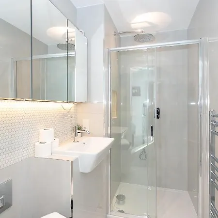 Watford Cassio Supreme - Modernview Serviced Accommodation Exterior photo